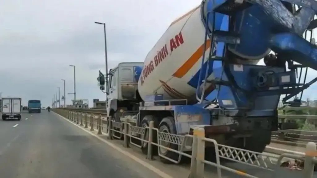 Xe bồn đi vào đường cấm trên cầu Nhật Tân, một người tử vong