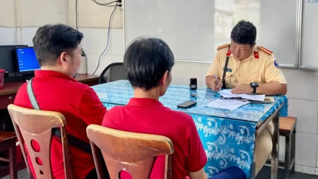 Xe buýt 2 tầng chở Hương Giang diễu hành bị phạt 17 triệu vì chạy sai tuyến