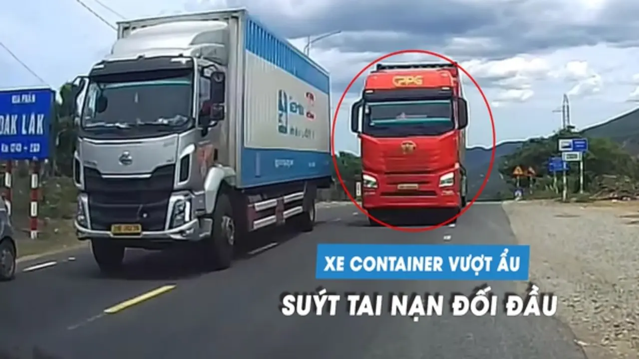Xe container vượt ẩu ép ô tô con phải lao vào lề đường