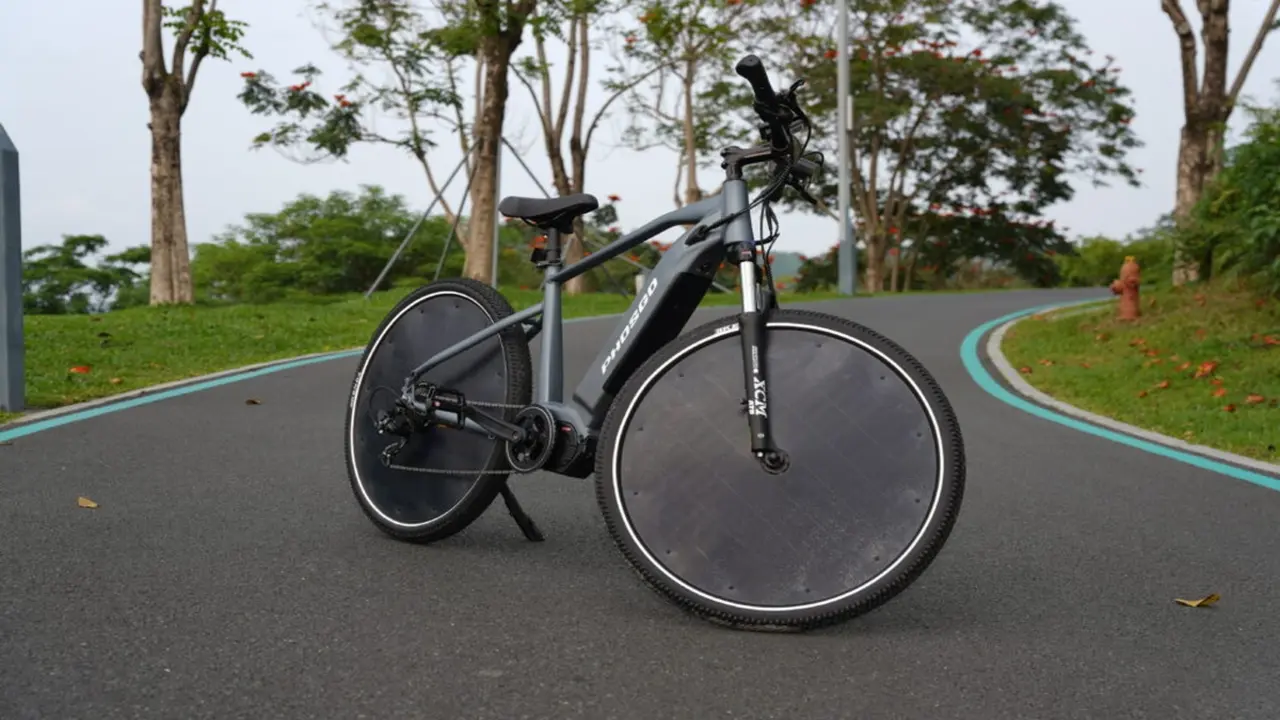 Xe đạp điện không cần cắm sạc vẫn đủ dùng hằng ngày, có cả trợ lý ảo, kết nối không dây