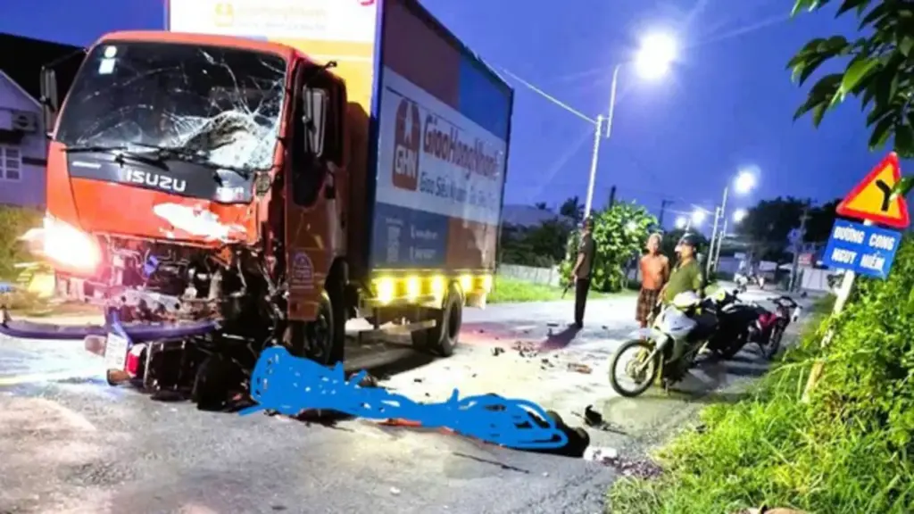 Xe máy chở 3 người tông trực diện xe tải, cả 3 tử vong tại chỗ
