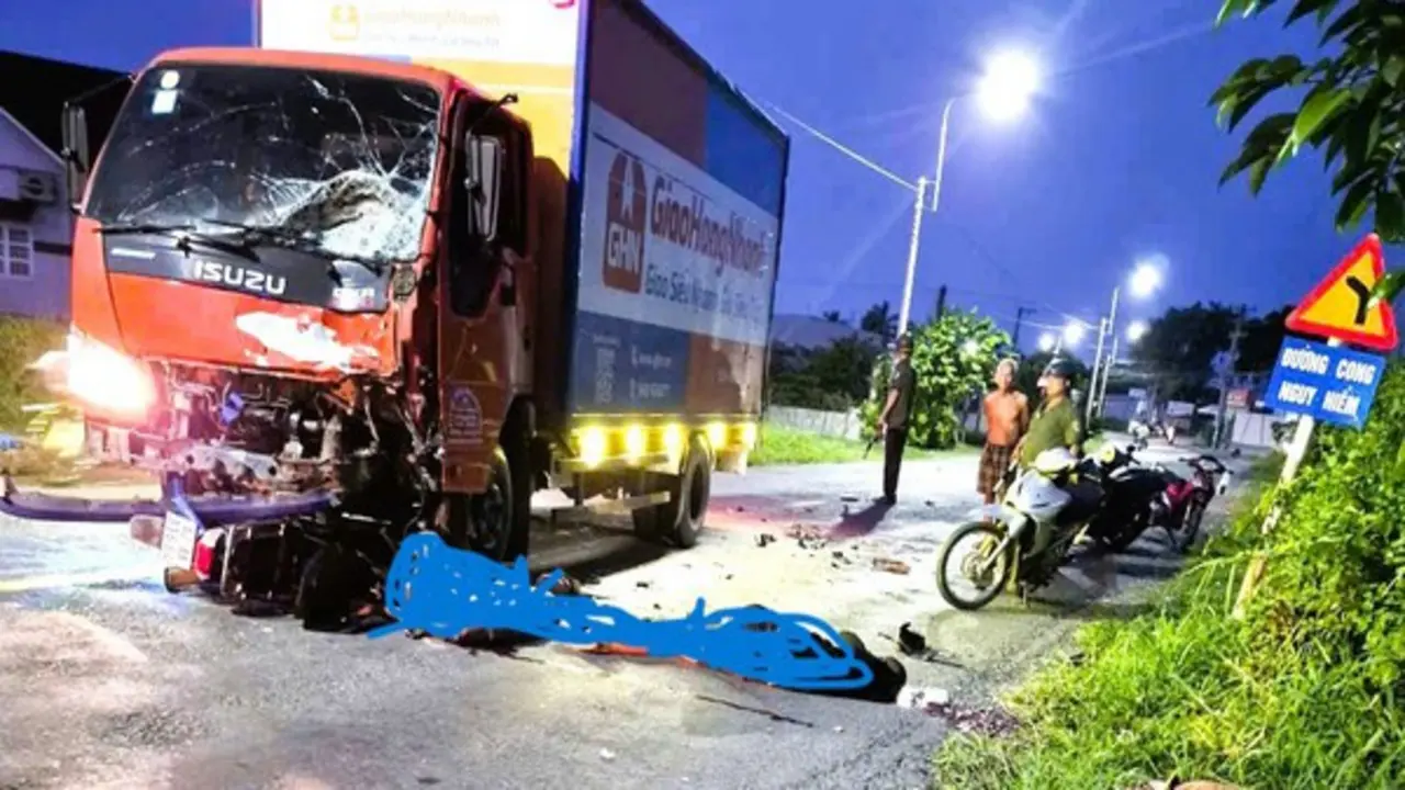 Xe máy chở 3 người tông trực diện xe tải, cả 3 tử vong tại chỗ