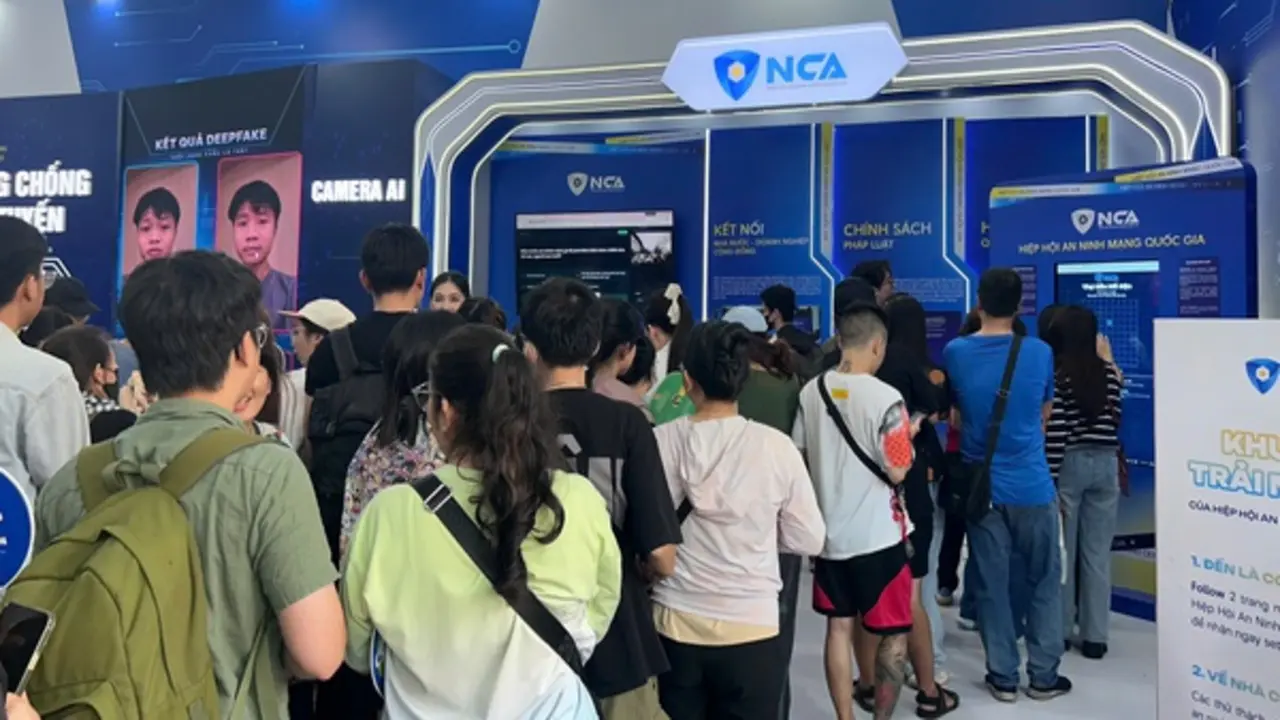 Xếp hàng dài bên trong 'Bức tường An ninh mạng' giữa Phố đi bộ Nguyễn Huệ