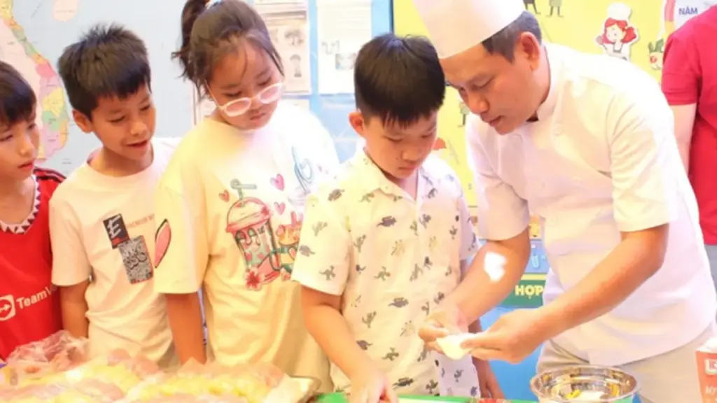 Xếp hàng làm bánh dân gian ở ngày hội Em yêu văn hóa Việt