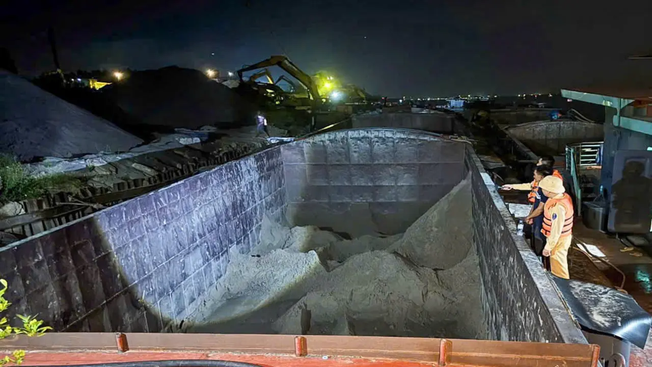 Xử phạt chủ 2 bến vật liệu và 2 thuyền trưởng ở Hà Nội