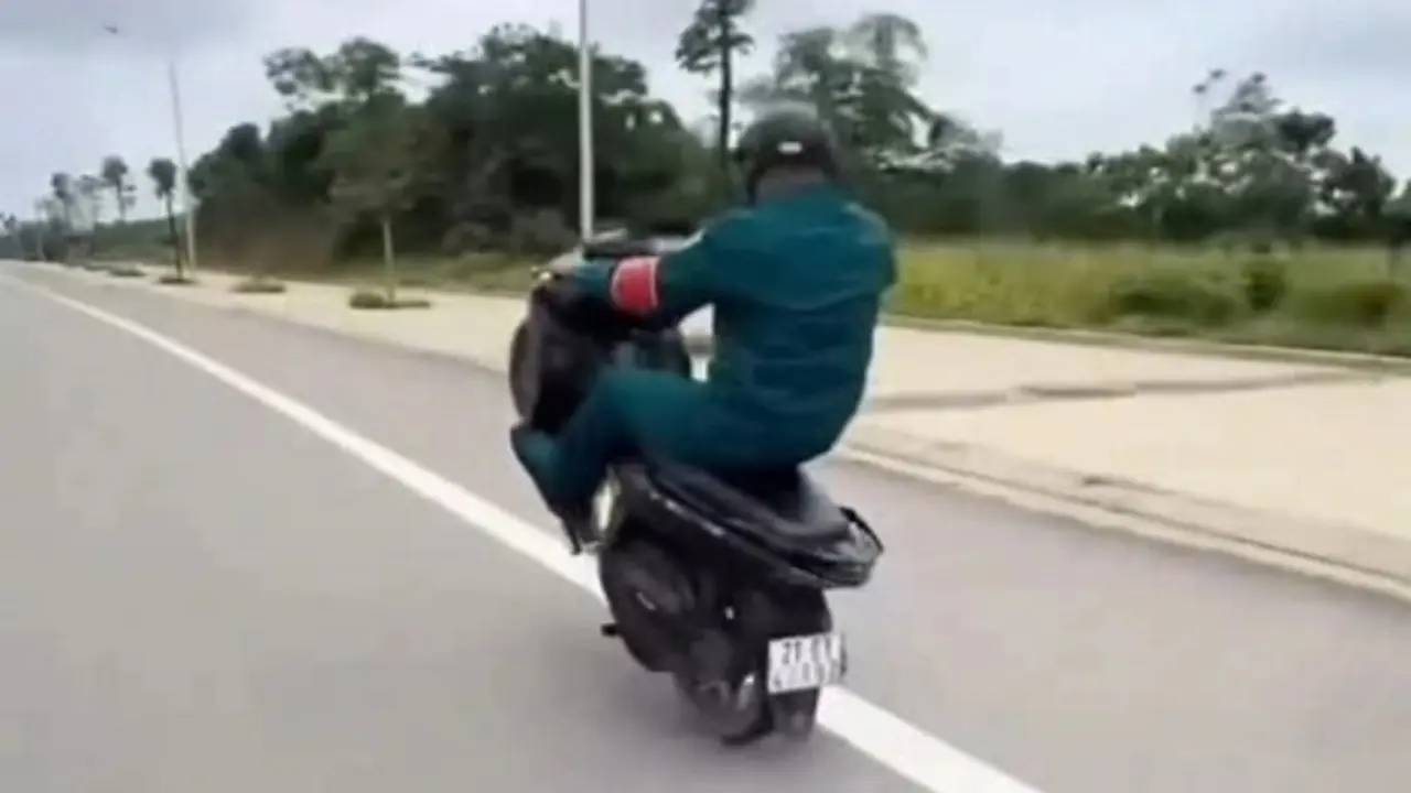 Xử phạt nam thanh niên mặc trang phục dân quân tự vệ bốc đầu xe máy