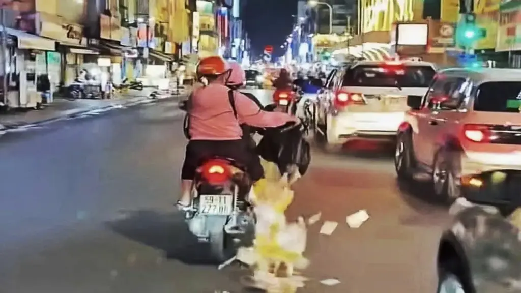 Xử phạt người phụ nữ rải vàng mã để xả xui ở trung tâm TPHCM