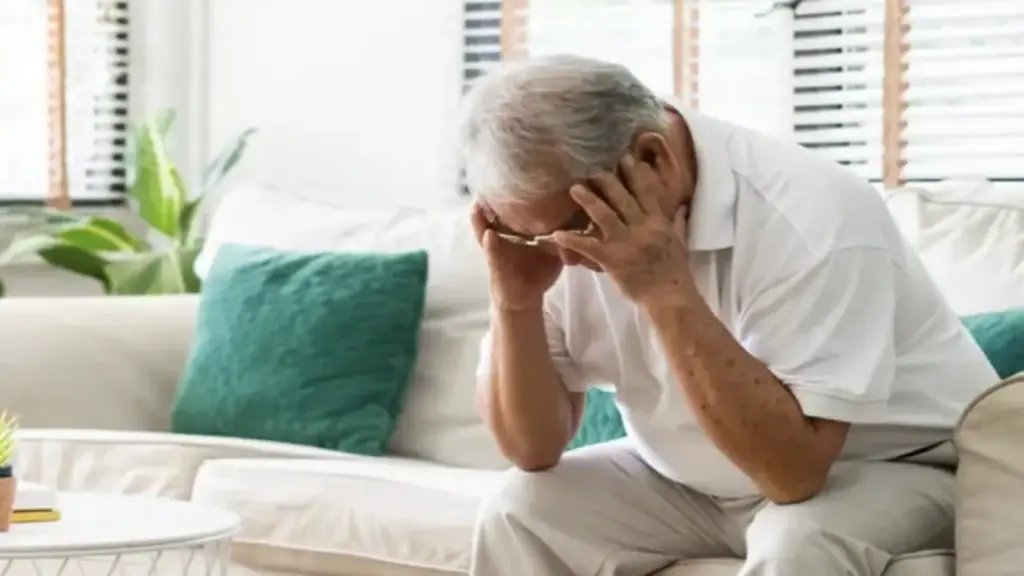 Xuất huyết não từ triệu chứng đau đầu không dứt