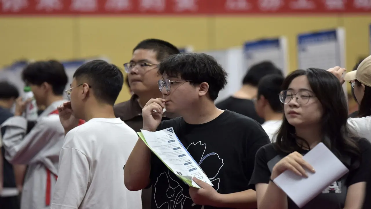 12,7 triệu cử nhân Trung Quốc đối mặt bài toán việc làm