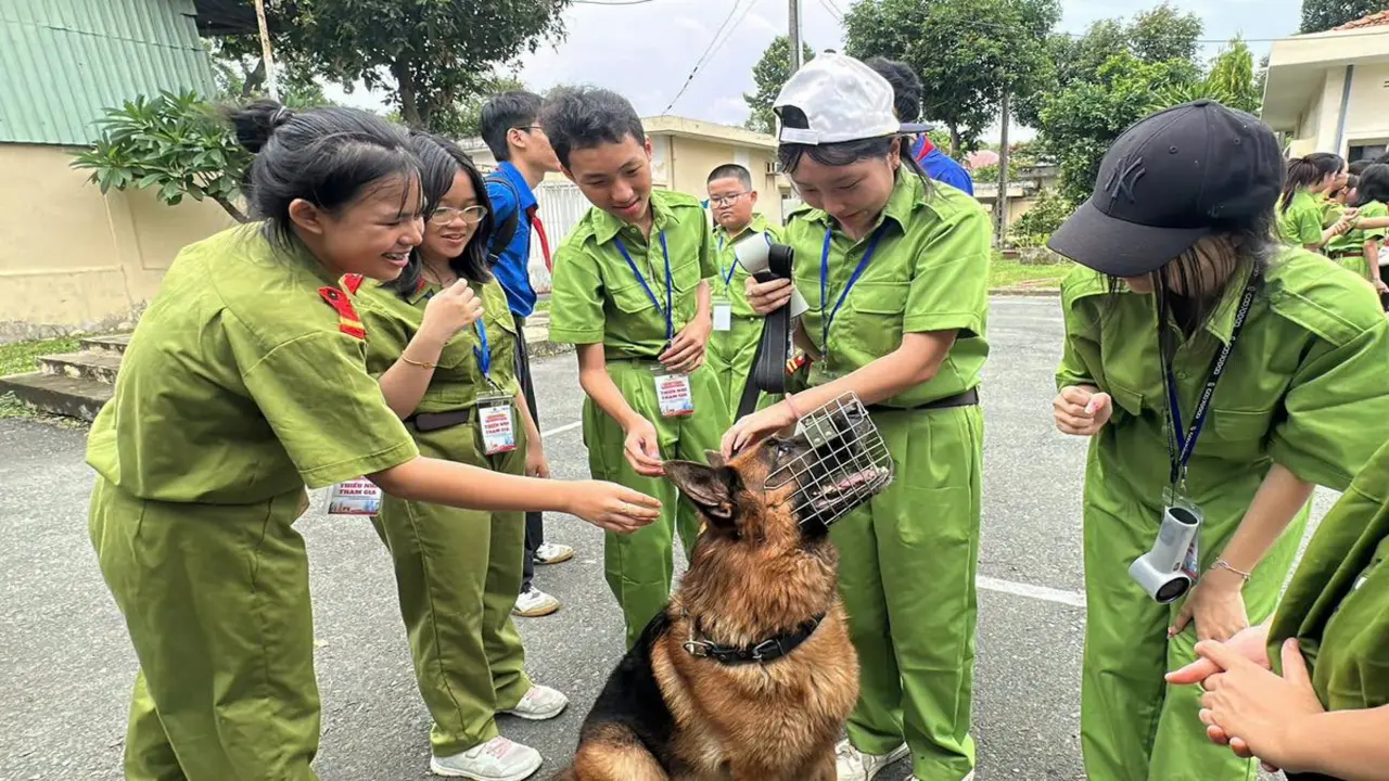 150 'chiến sĩ nhí' trải nghiệm một ngày làm cảnh sát cơ động rèn ý chí, luyện bản lĩnh