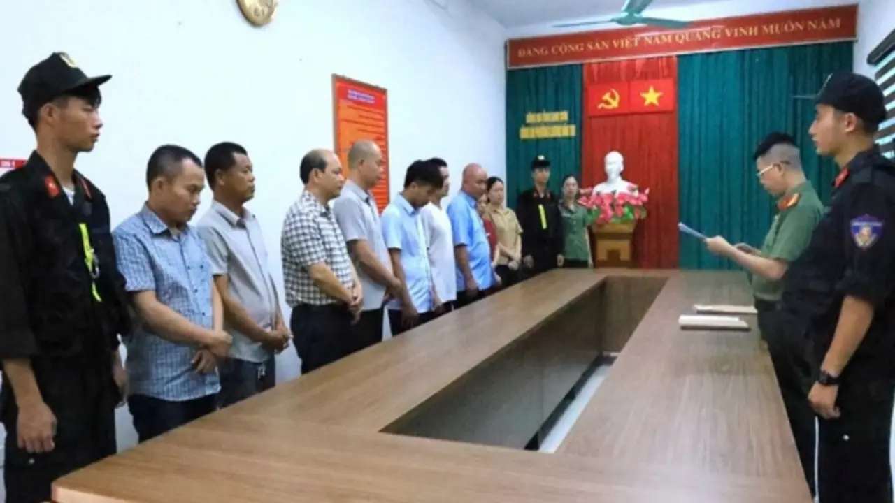 2 Phó chủ tịch xã cùng 10 người bị bắt vì tham ô tiền công đức