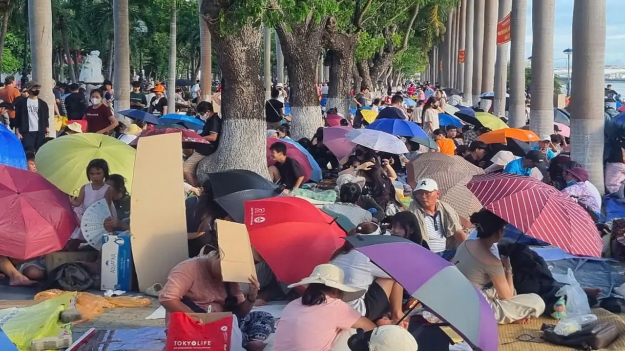 3 tiếng trước đêm chung kết pháo hoa quốc tế Đà Nẵng, người dân ra kín bờ sông Hàn giữ chỗ