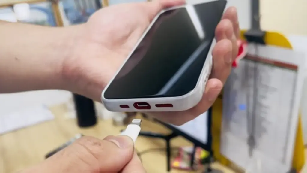 4 thói quen cần tránh khi sạc iPhone