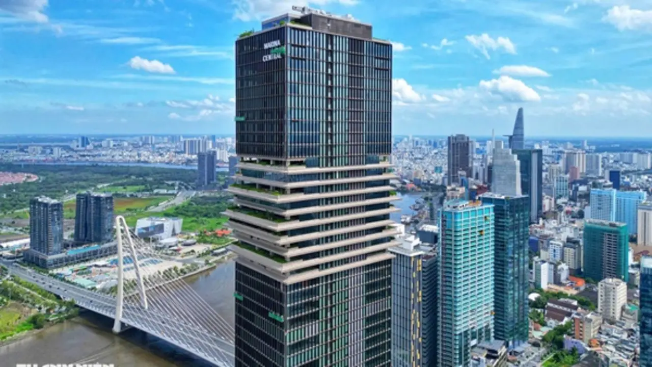 8 giờ tối nay, tòa tháp Saigon Marina IFC rực sáng dịp 250 năm quốc khánh Mỹ