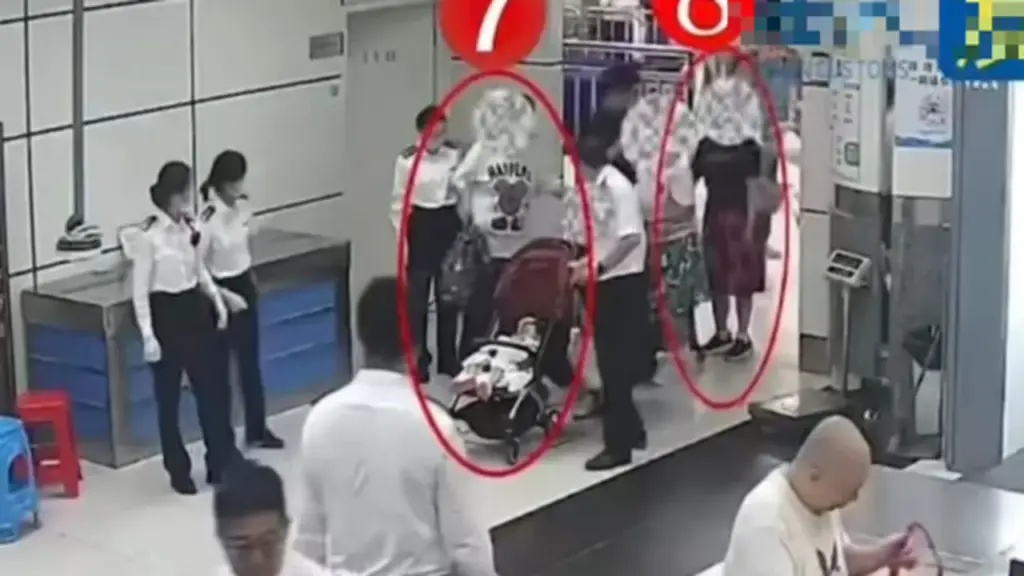 8 người phụ nữ bị bắt tại cửa khẩu vì giấu "thứ bị cấm" dưới váy