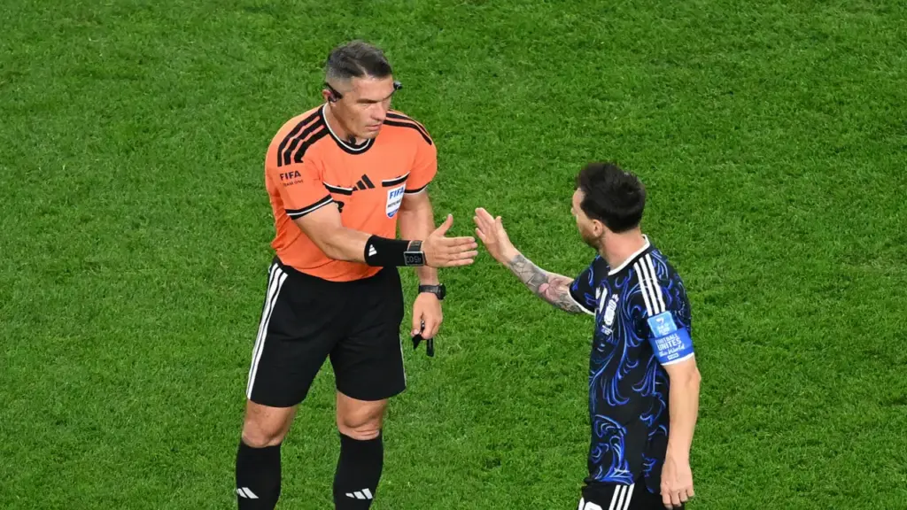 8 nguồn cơn khiến FIFA bị nghi thiên vị Argentina