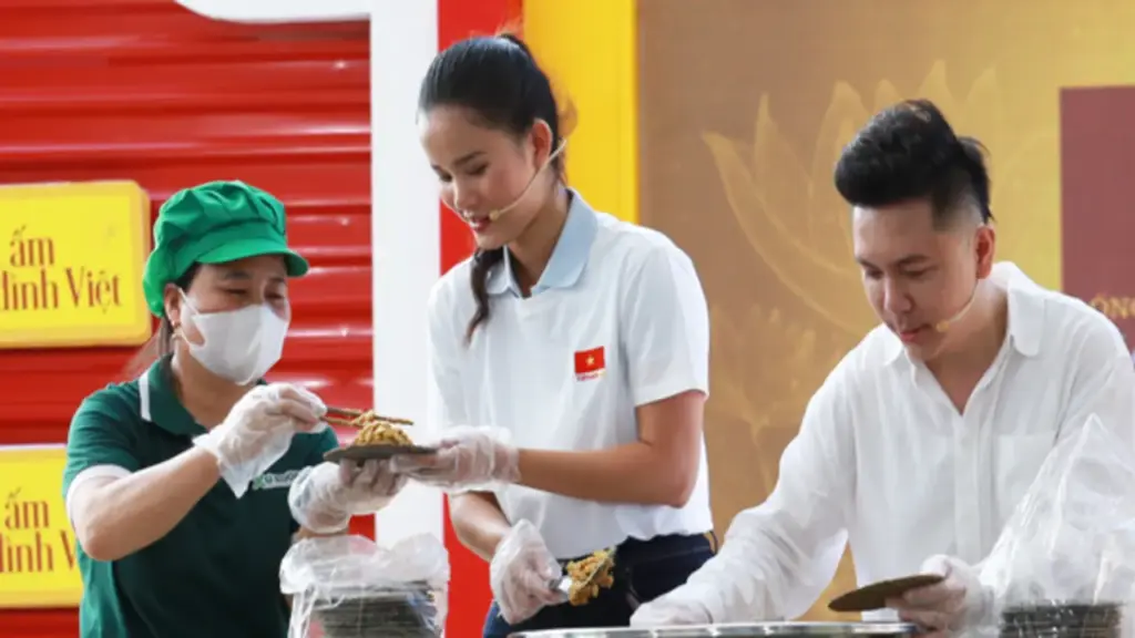 Á hậu Việt khóc nghẹn trên truyền hình, làm điều đặc biệt cho bé gái 12 tuổi