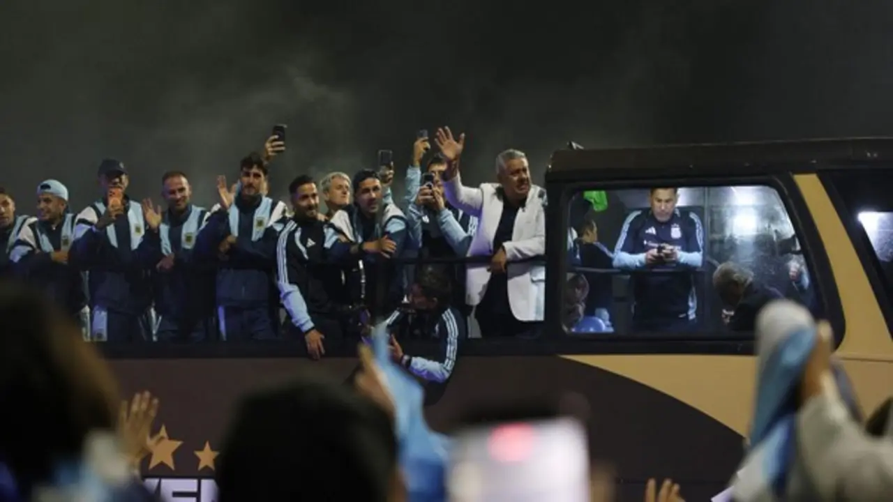 Á quân Argentina được chào đón nồng nhiệt dù vắng Messi, Tổng thống Milei gửi thông điệp xúc động