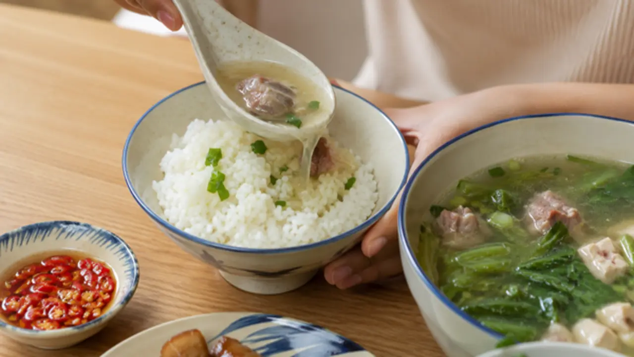 Ăn cơm chan canh: Mềm dễ tiêu hay hại sức khỏe?
