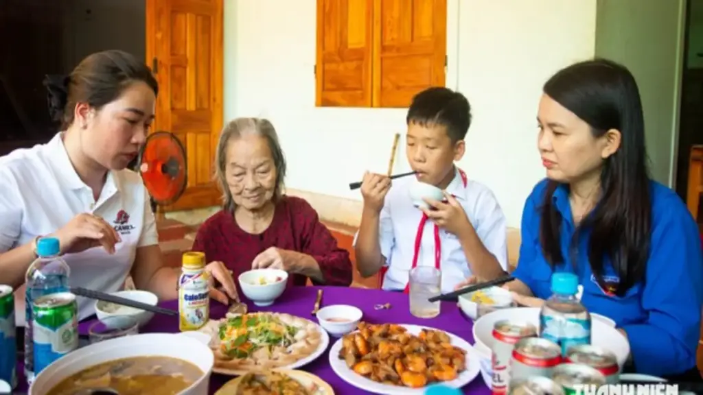 Ăn cơm cùng Mẹ Việt Nam anh hùng, xây nhà cho người có công với cách mạng