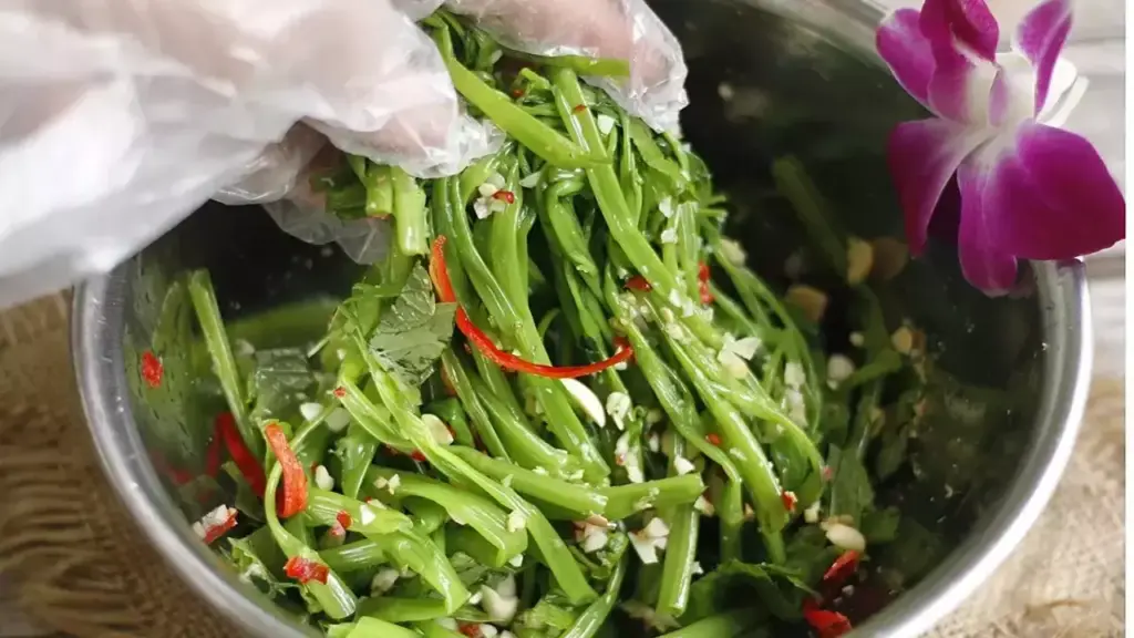 Ăn rau muống tái được không?