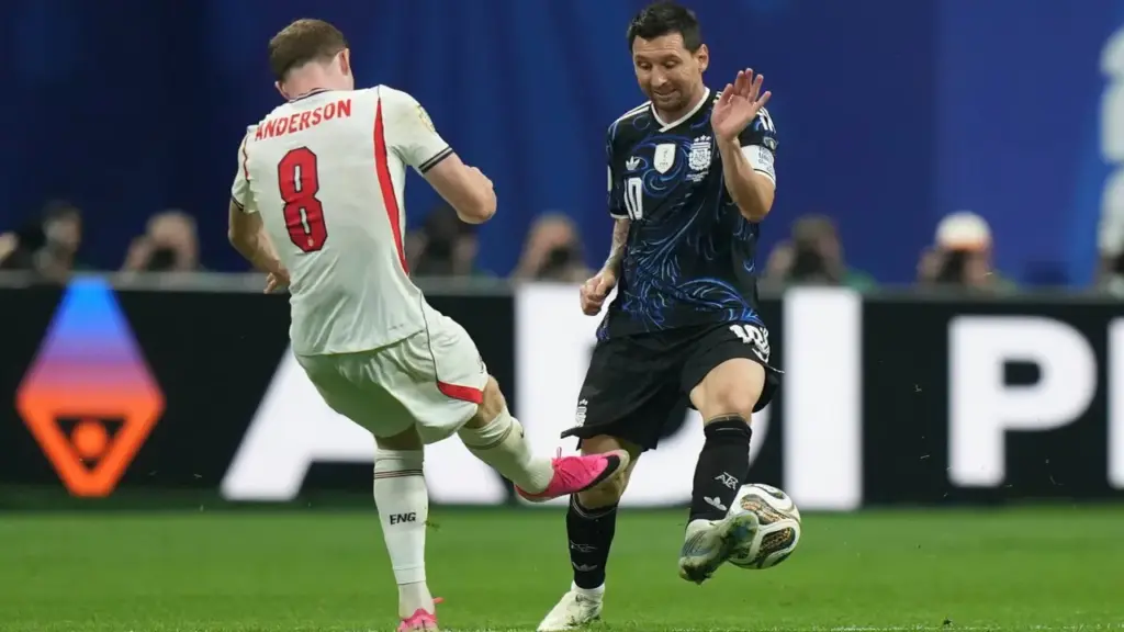 Anh 0-0 Argentina (hết H1): Messi đi bóng qua bốn cầu thủ