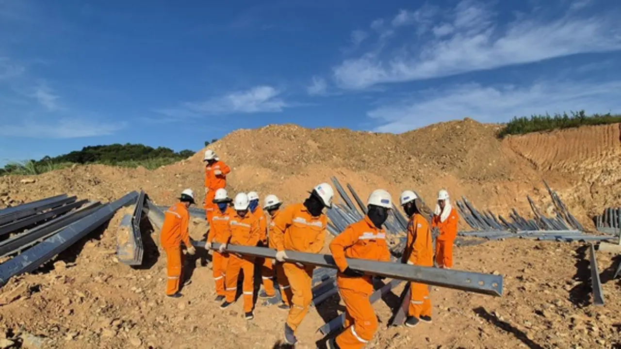 Ảnh dự thi: Công nhân ngành điện thành phố mang tên Bác trên quê hương của Người