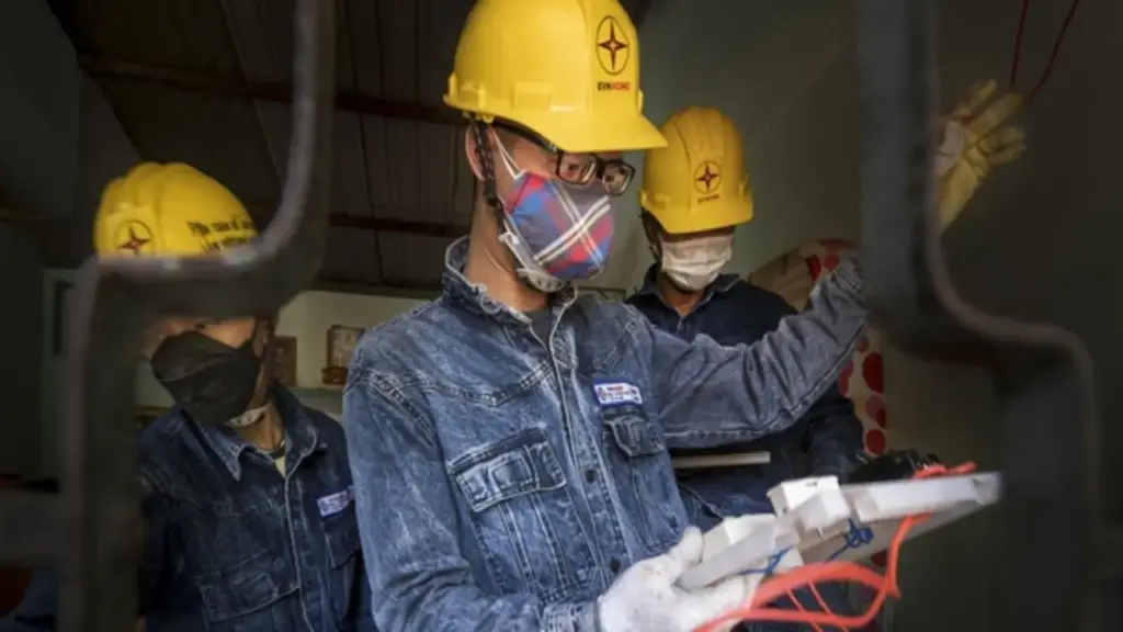 Ảnh dự thi: EVNHCMC lắp điện cho các gia đình khó khăn
