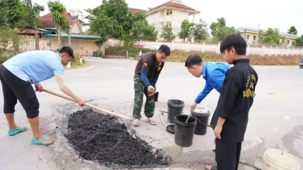 Anh Hòa lấp ổ gà