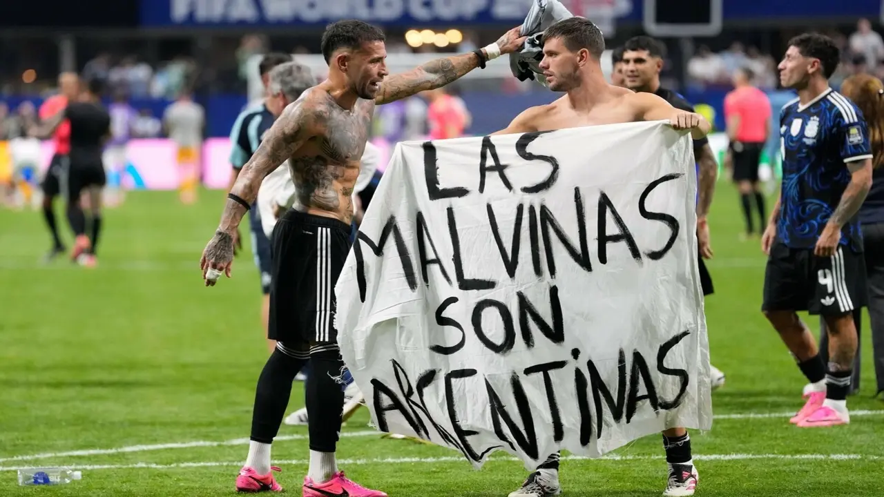 Anh kêu gọi FIFA điều tra tuyển Argentina về biểu ngữ Falkland