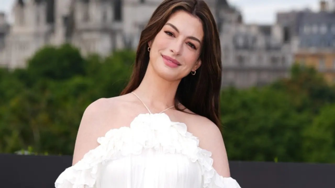 Anne Hathaway khoe vẻ đẹp 'nữ thần' khi đang mang thai