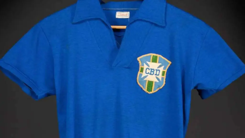 Áo đấu của Pelé được bán với giá 4,9 triệu USD