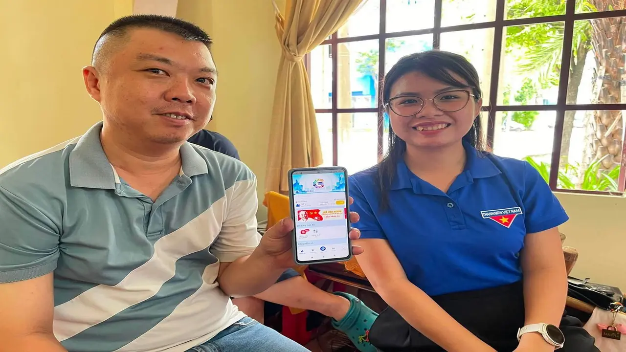 Áo xanh tình nguyện hỗ trợ bà con tiếp cận chuyển đổi số