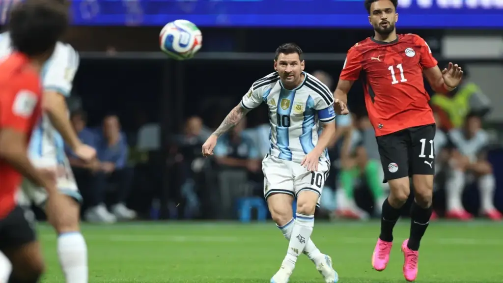 Argentina 0-1 Ai Cập (H1): Messi sút trượt penalty