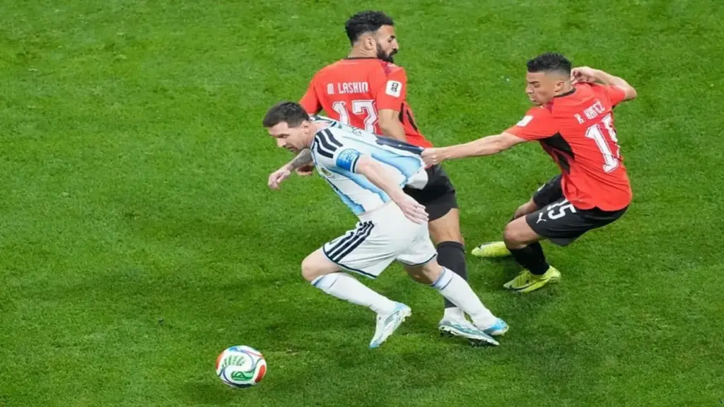 Argentina 0-1 Ai Cập (Hiệp 1): Messi sút phạt tìm đến cột dọc
