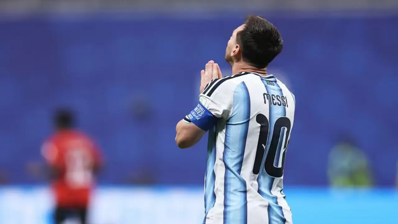 Argentina - Ai Cập (Hiệp 1) 0-1: Messi hỏng phạt đền!