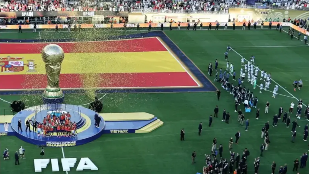 Argentina bị chỉ trích vì quay lưng khi Tây Ban Nha nâng Cup