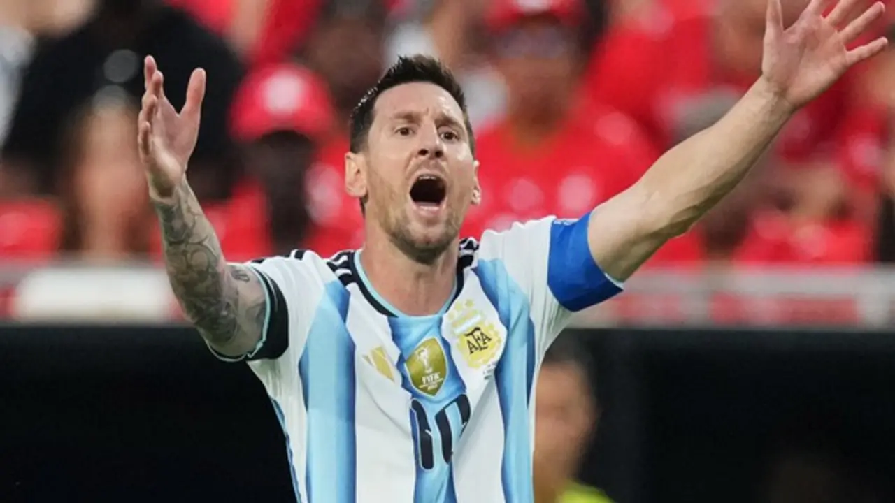 Argentina khó nhọc vào bán kết World Cup, Messi phấn khích có phần thái quá trên mạng xã hội