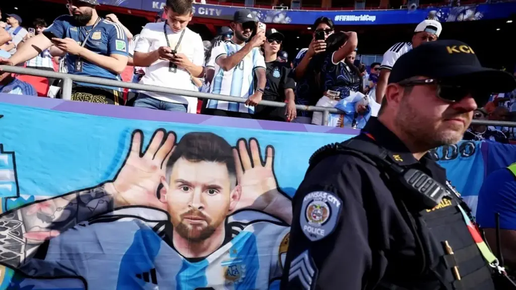 Argentina - Thụy Sĩ: Messi đá chính