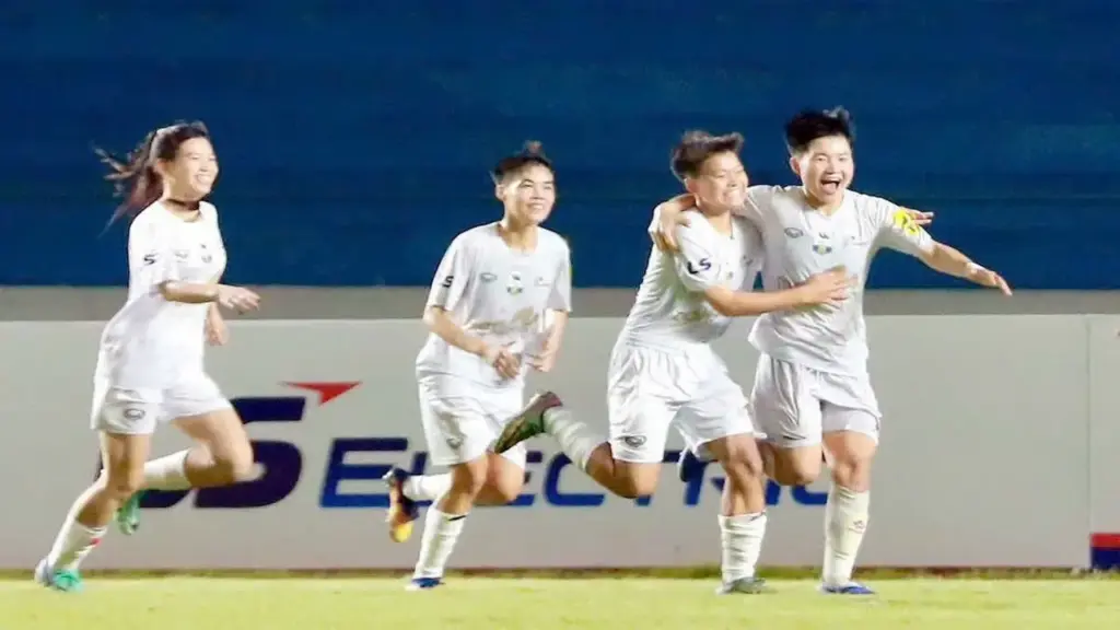 Ba quả phạt đền trong một trận đấu với tỉ số 7-0