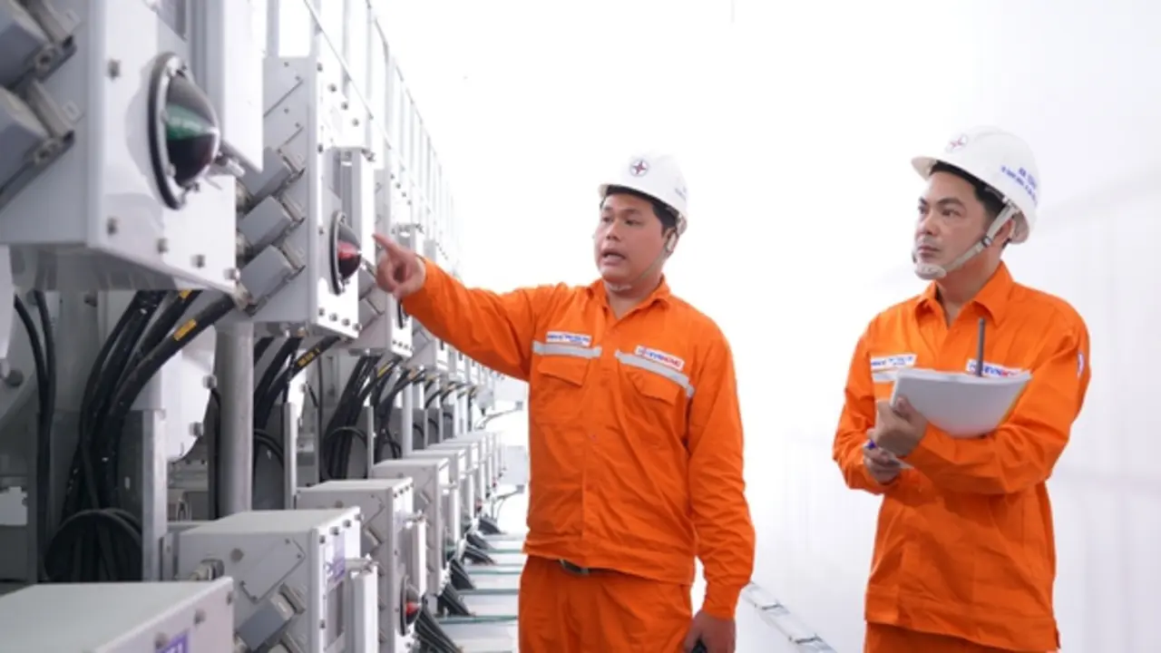 Ba tôi, người thợ điện với chiếc áo màu cam sờn vai