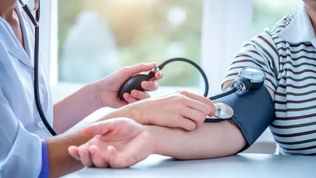 Bác sĩ Anh chỉ ra 5 thói quen âm thầm tàn phá trái tim