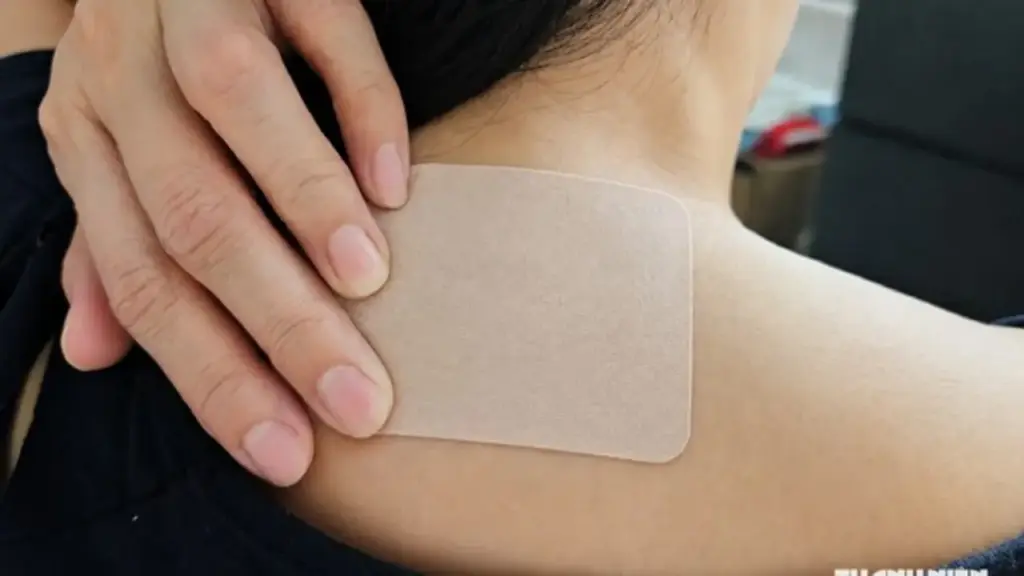 Bác sĩ cảnh báo: Đau đầu đừng chỉ xoa dầu gió, dán cao