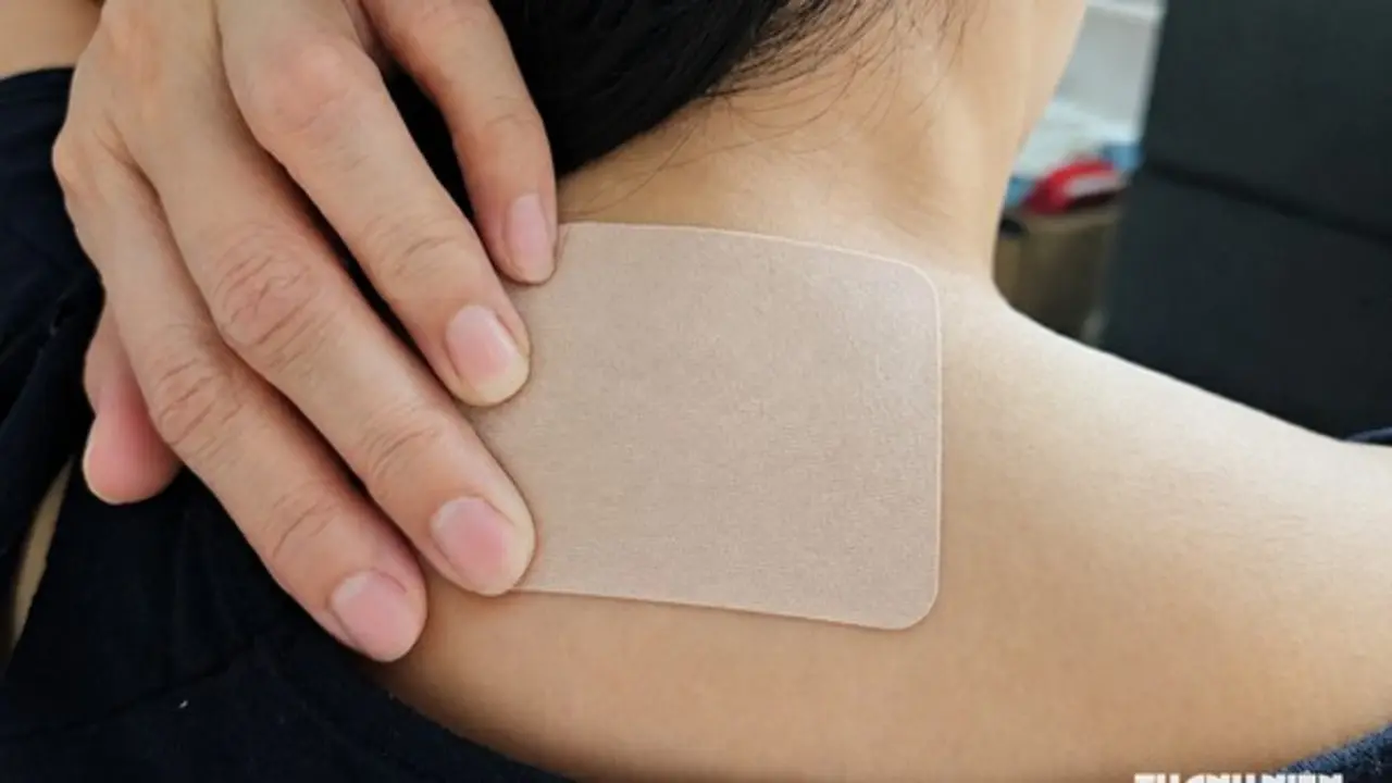 Bác sĩ cảnh báo: Đau đầu đừng chỉ xoa dầu gió, dán cao