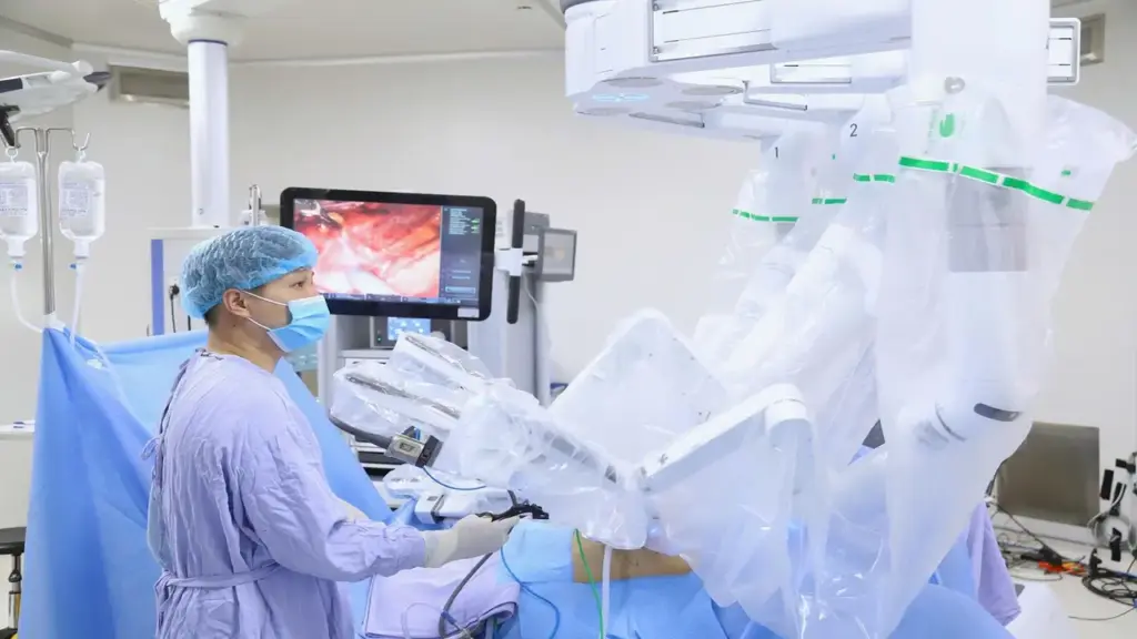 Bác sĩ học điều khiển robot phẫu thuật 6 loại ung thư