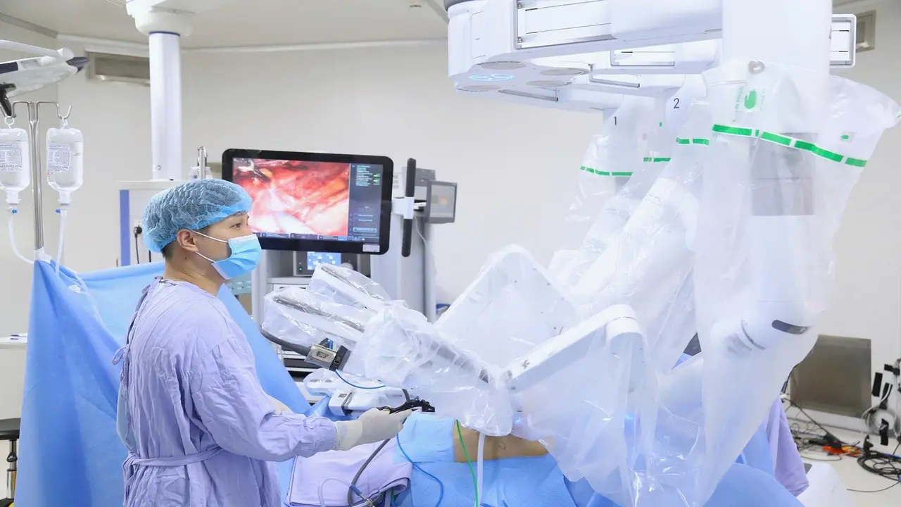 Bác sĩ học điều khiển robot phẫu thuật 6 loại ung thư