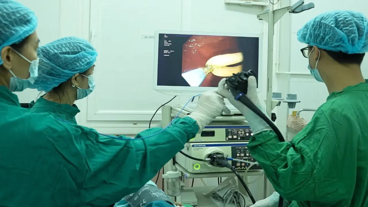 Bác sĩ Việt gắp 2 con giun đũa dài hơn 30cm chui vào đường mật bệnh nhi người Lào