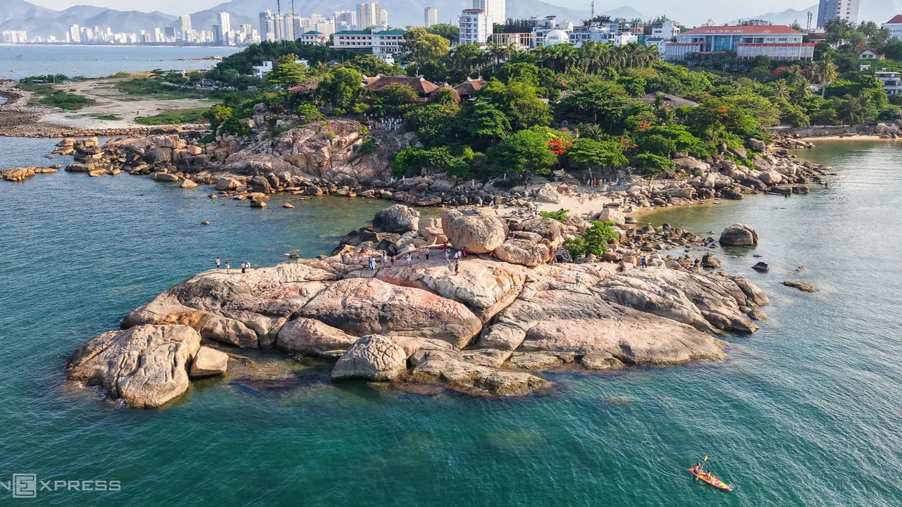 Bãi đá xếp chồng đa hình thù giữa biển Nha Trang