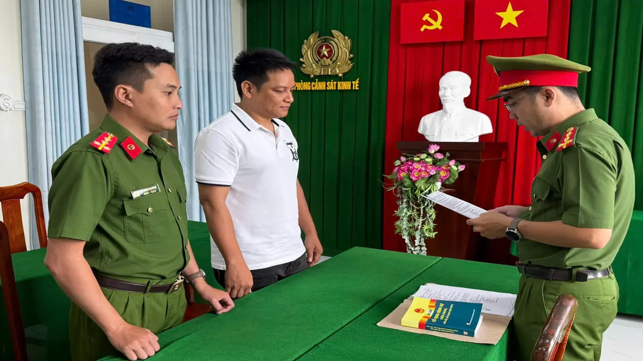 Bán giày dép giả nhãn hiệu nổi tiếng, người đàn ông bị khởi tố