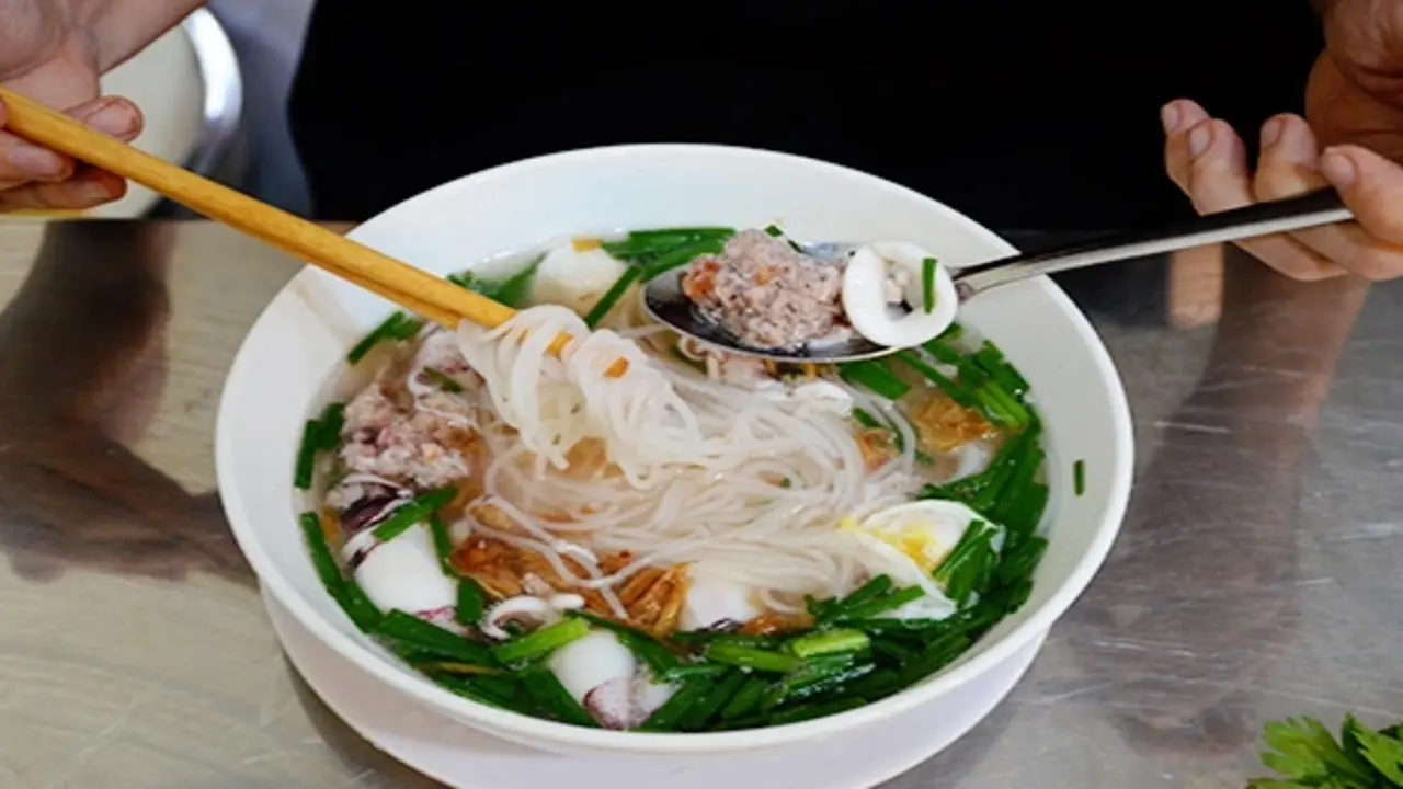 Bán hủ tiếu lời vài triệu mỗi ngày nhưng tôi vẫn bỏ nghề